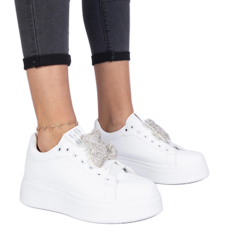 Sneaker da donna bianca decorate con un orsacchiotto in strass