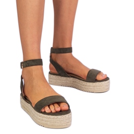 Sandali di espadrile verde sulla piattaforma