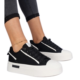 Sneaker in tessuto femminile nero sulla piattaforma