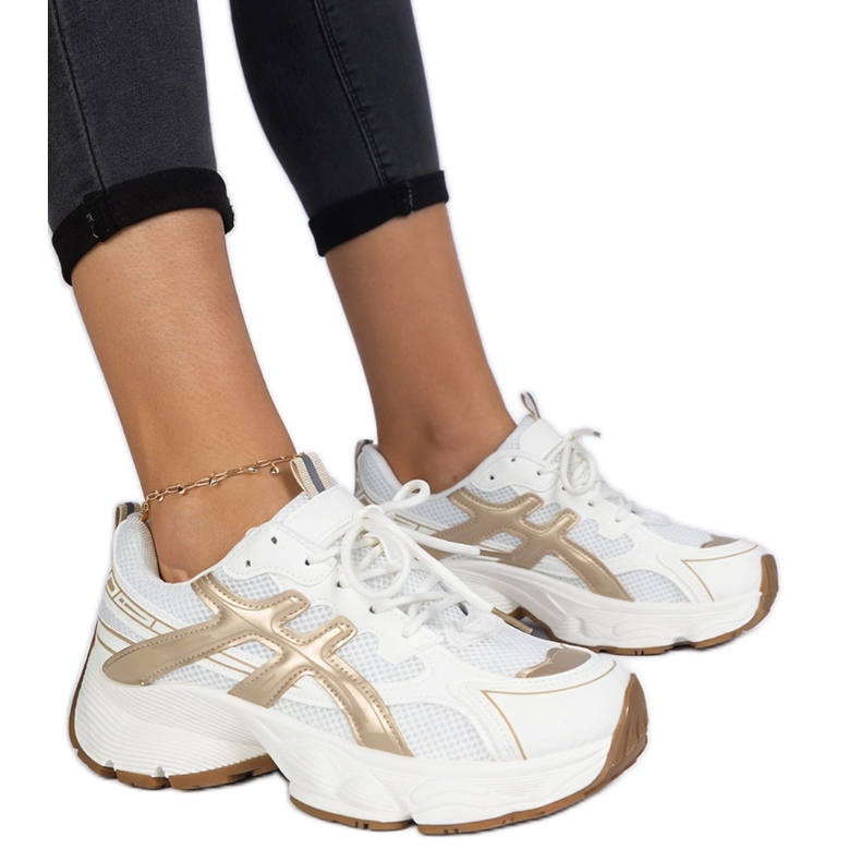 Sneaker da donna beige su una suola enorme