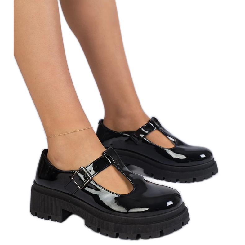 Scarpe nere sulla piattaforma verniciata nero