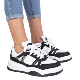 Sneaker in bianco e nero con lacci spessi