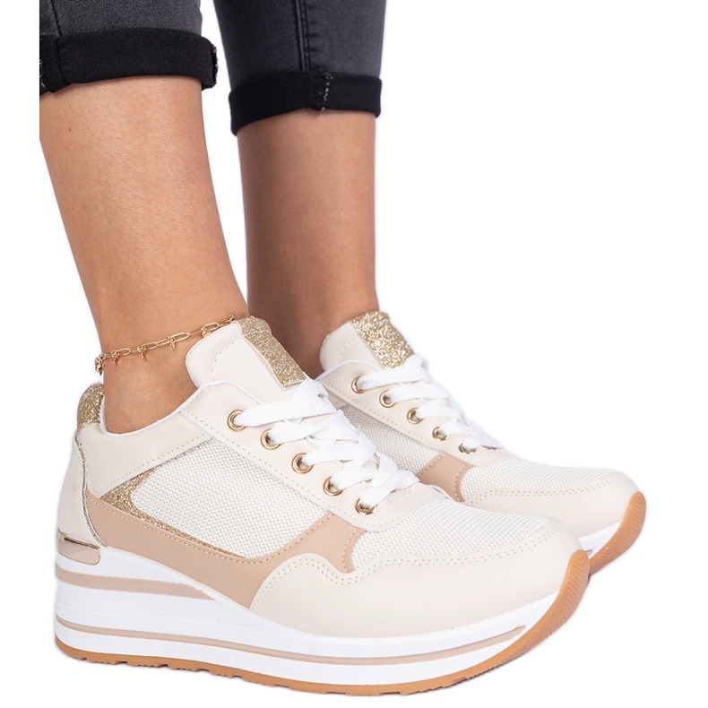 Sneaker beige decorate con glitter e un inserimento in metallo