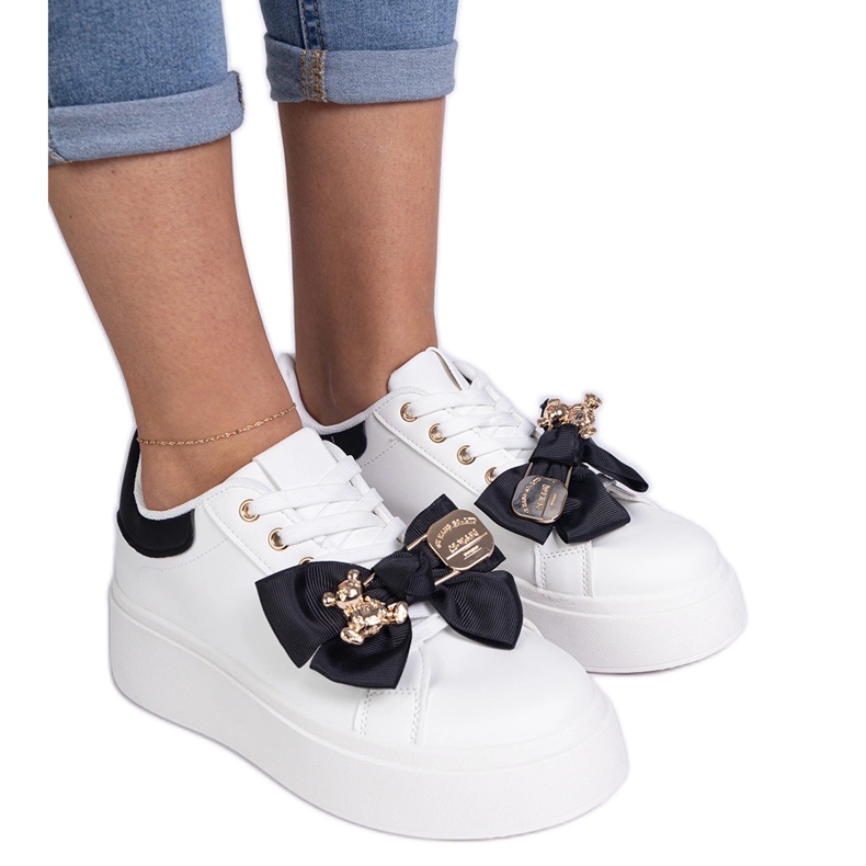 Sneaker nere decorate con un arco e un orsacchiotto dorato nero