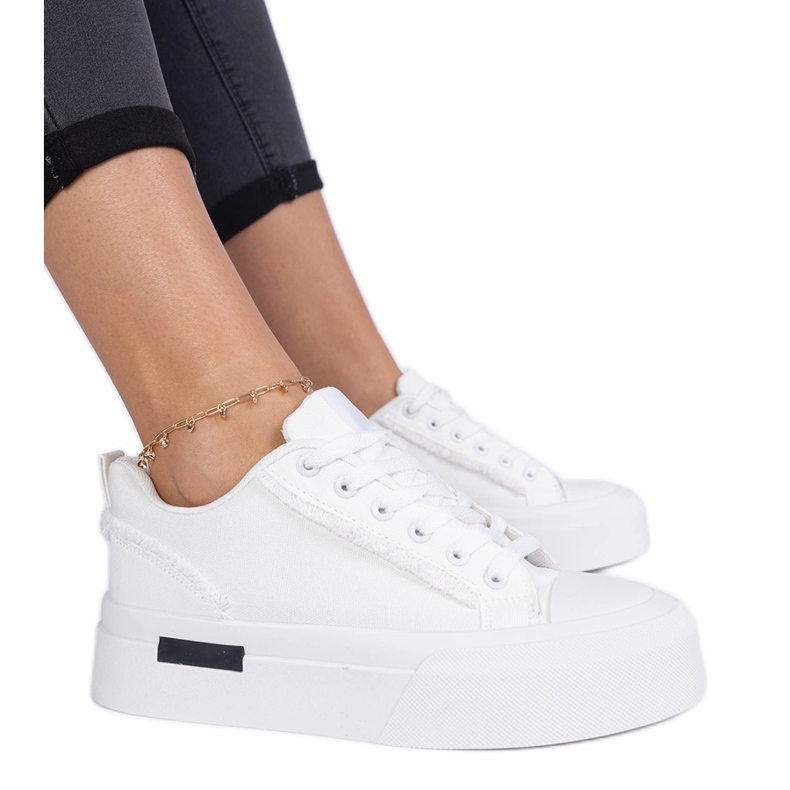 Sneaker materiali da donna bianca sulla piattaforma