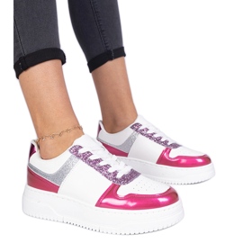 Sneaker femminili rosa su una suola spessa