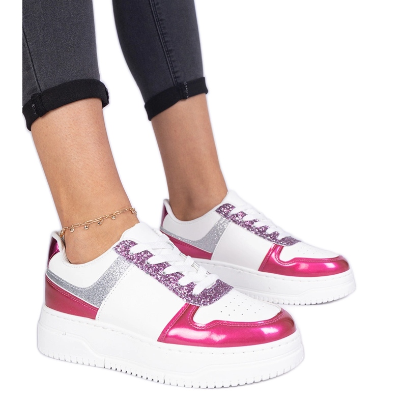Sneaker femminili rosa su una suola spessa