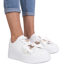 Sneaker bianche da donna decorate con un orso bianco