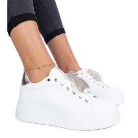Sneaker da donna bianca e argentata decorate con orsacchiotto bianco