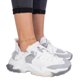 Sneaker da donna bianca con una tomaia di socking