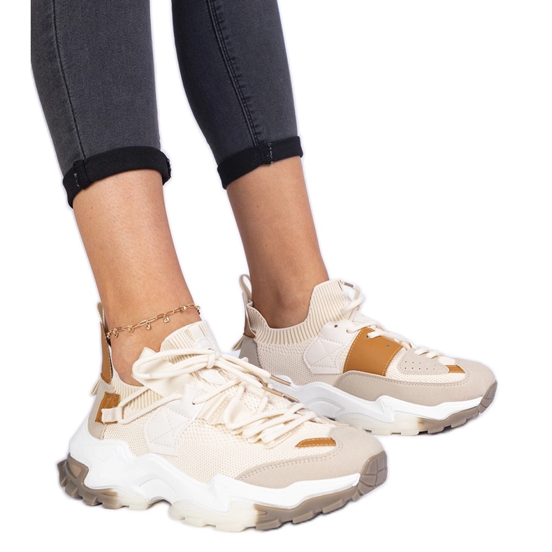 Sneaker da donna beige con una tomaia di socking