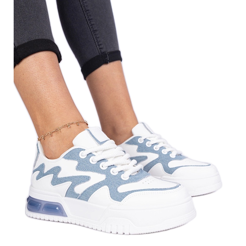 Sneaker da donna blu con un accessorio in denim bianca