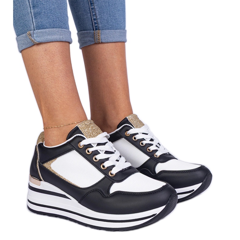 Sneaker nere decorate con glitter e un inserto in metallo nero