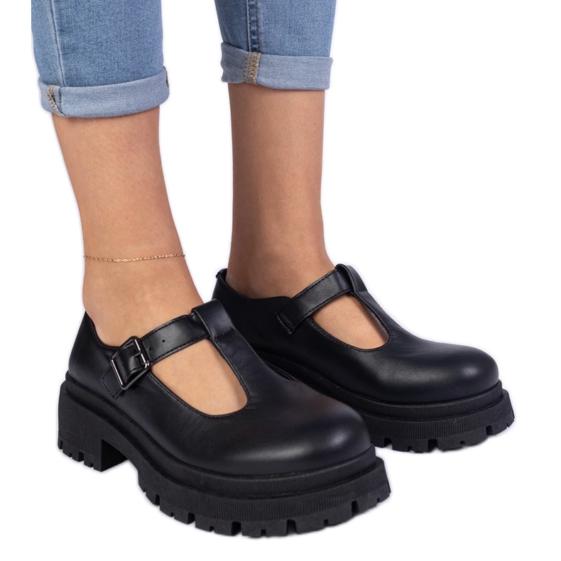 Scarpe nere sulla piattaforma ecologica nero
