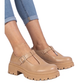 Scarpe marroni sulla piattaforma ecologica marrone