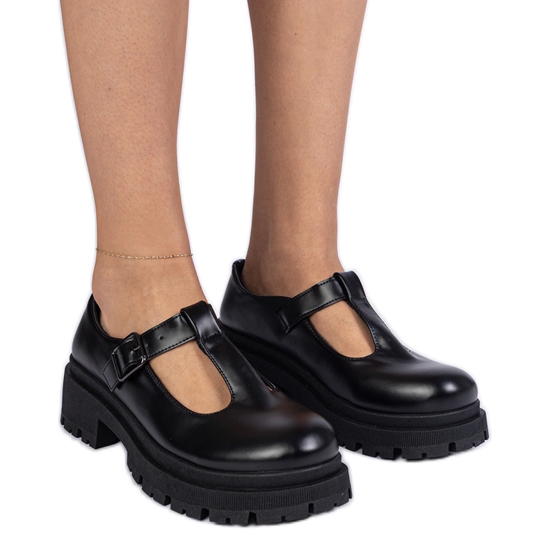 Scarpe nere sulla piattaforma ecologica nero