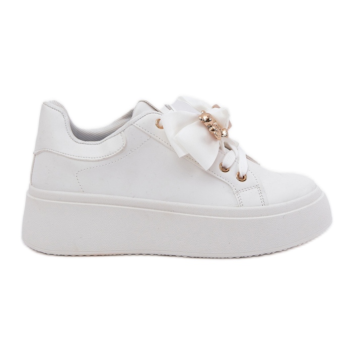 Sneaker femminili con un arco e una spilla con un orsacchiotto bianco bianca
