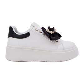 Sneaker femminili con un arco e una spilla con un orsacchiotto bianco e bianco bianca