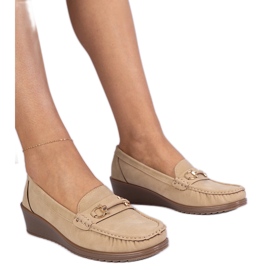 Mocassine femminili su un cuneo con una finitura opaca beige