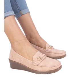 Mocassine femminili rosa con una finitura opaca