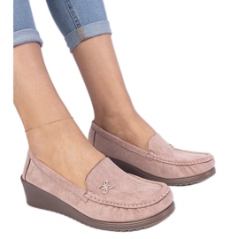 Mocassine femminili rosa su un cuneo di Ecozamsz