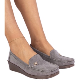 Mocassine femminili grigie per un cuneo di ecozamsz grigio