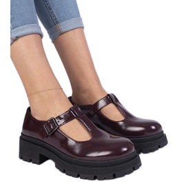 Scarpe bordeautiche su una piattaforma eco -piuma rosso