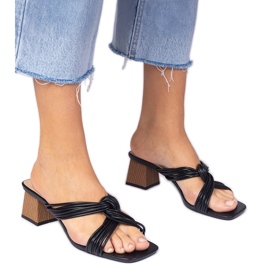 Black Elegant Flip Flops sul blocco nero