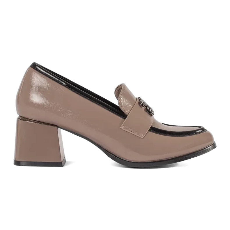 Taupe tacchi alti con un ornamento beige