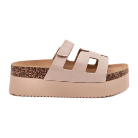 Pantofole su una piattaforma enorme beige