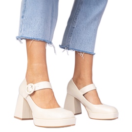 Pompe beige con punta quadrata e fibbia