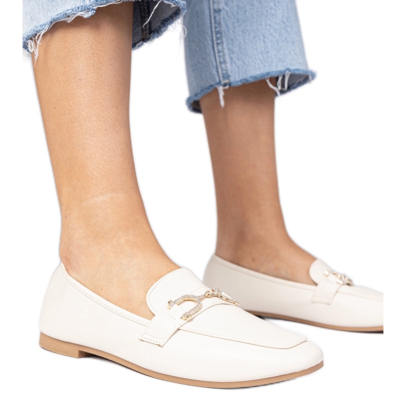 Mocassini beige eleganti con zirconi