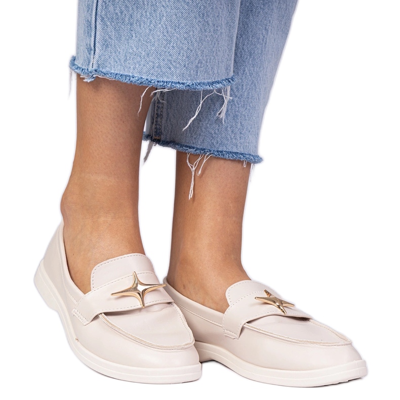 Mocassini da donna beige con una decorazione dorata