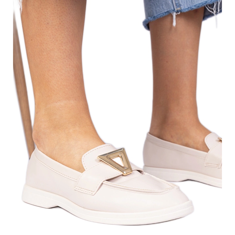 Mocassini da donna beige con una decorazione elegante