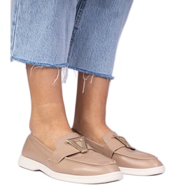 Mocassini da donna beige scuro con una decorazione elegante