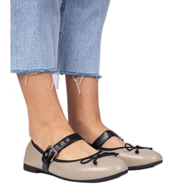 Ballerine femminili beige oscure con un arco