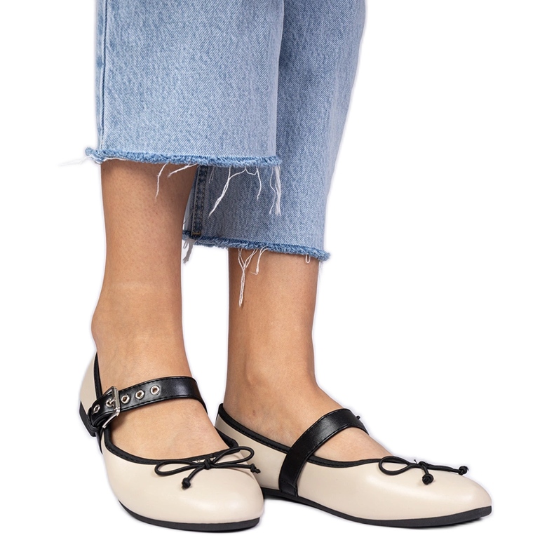 Ballerine femminili beige con un arco