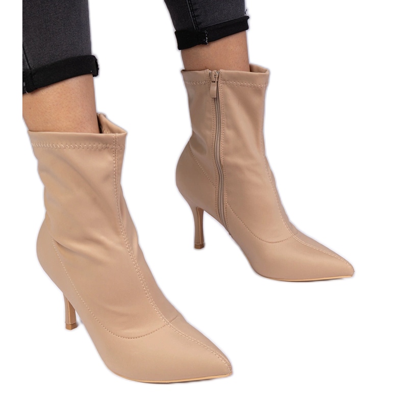 Stivali beige con finitura satinata su un perno