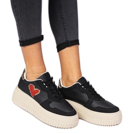 Sneaker da donna nera con un cuore di broccato nero