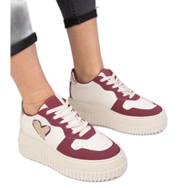 Sneaker bordeaux da donna con un cuore di broccato rosso