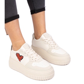 Sneaker da donna beige con un cuore di broccato