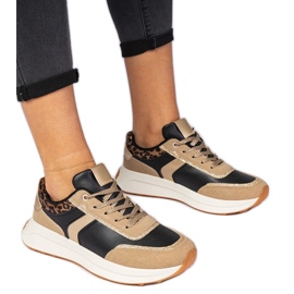 Sneaker da donna nera con glitter con un motivo animale nero