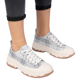 Sneaker in bianco e nero su una suola spessa
