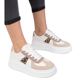 Sneaker sneaker beige sulla piattaforma