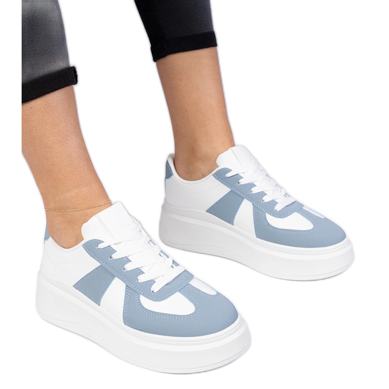 Sneaker blu sneaker sulla piattaforma