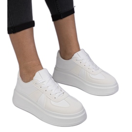 Sneaker sneaker bianche sulla piattaforma bianco