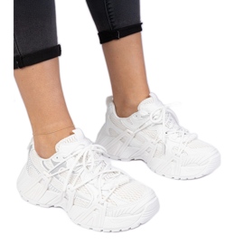 Sneaker bianche eleganti su una suola enorme bianco