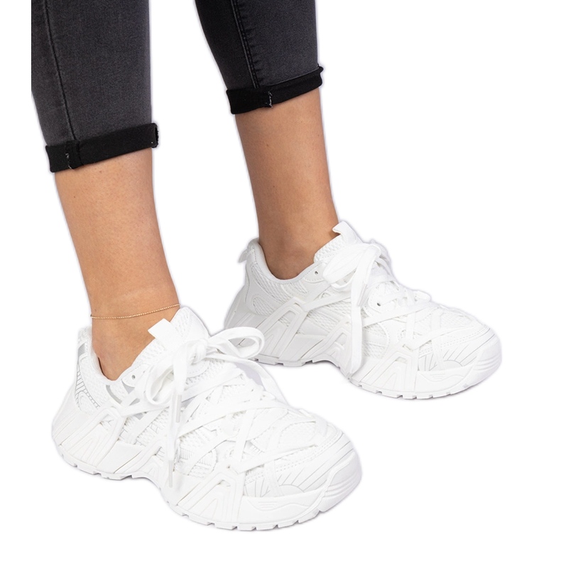 Sneakers bianche su una suola massiccia bianca