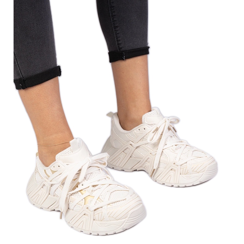 Sneaker beige con suola massiccia
