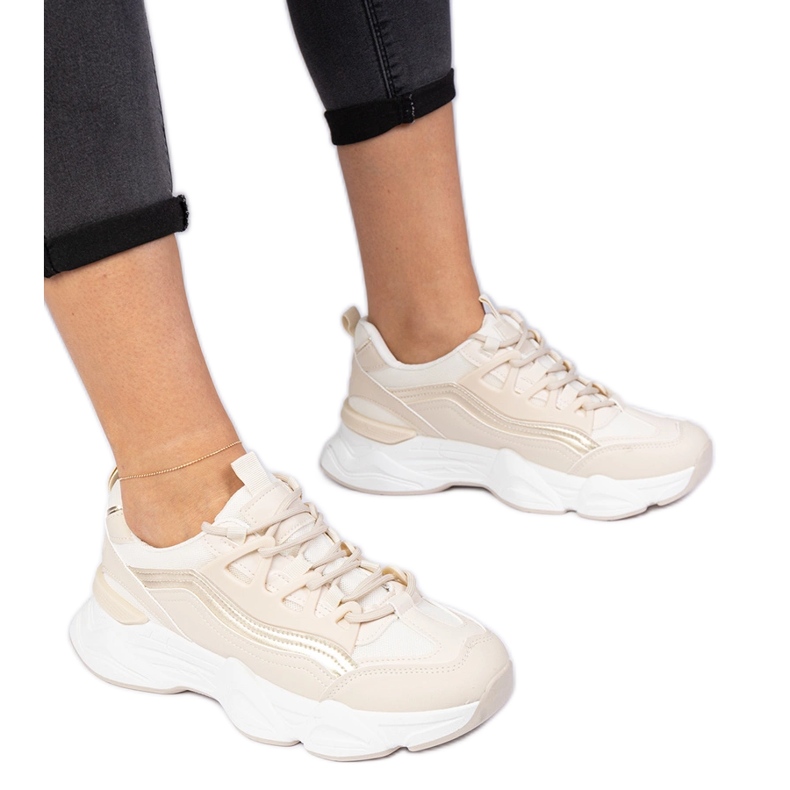 Sneaker da donna beige con un'aggiunta dorata